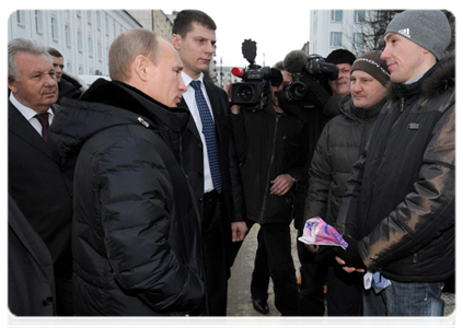 Prime Minister Vladimir Putin discusses social benefits, transportation and healthcare with Magadan Region residents|17 december, 2011|10:09