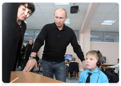 Prime Minister Vladimir Putin visiting the Evrika lyceum in the town of Cheryomushki|19 december, 2011|11:49