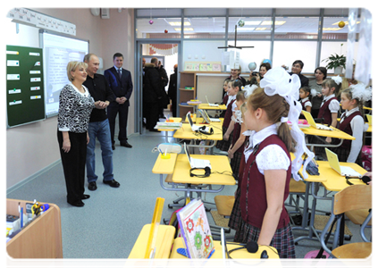 Prime Minister Vladimir Putin visiting the Evrika lyceum in the town of Cheryomushki|19 december, 2011|11:52