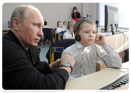 Prime Minister Vladimir Putin visiting the Evrika lyceum in the town of Cheryomushki|19 december, 2011|11:52