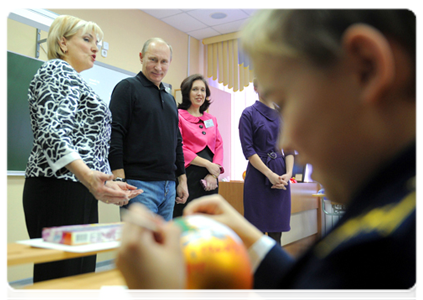 Prime Minister Vladimir Putin visiting the Evrika lyceum in the town of Cheryomushki|19 december, 2011|11:52