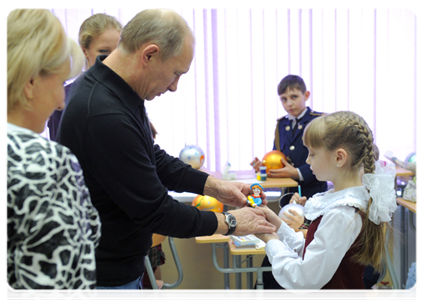 Prime Minister Vladimir Putin visiting the Evrika lyceum in the town of Cheryomushki|19 december, 2011|11:52