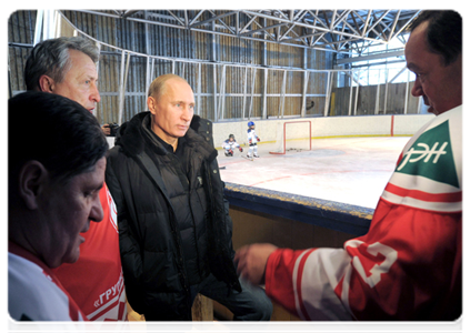 After visiting the lyceum, Prime Minister Vladimir Putin went to a skating rink in Cheryomyshki town and talked to the coaches|19 december, 2011|11:52