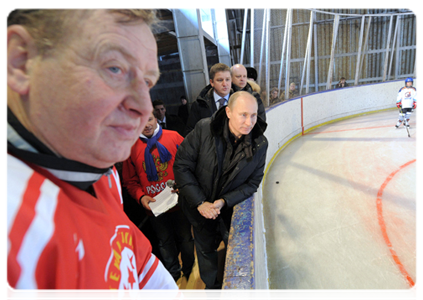 After visiting the lyceum, Prime Minister Vladimir Putin went to a skating rink in Cheryomyshki town and talked to the coaches|19 december, 2011|11:52