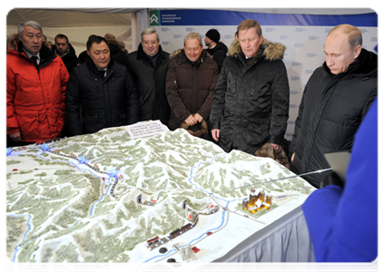 Before the construction launch ceremony, Yenisei Industrial Company (YePC) president Ruslan Baisarov presented the railway project plan to the Prime Minister|19 december, 2011|18:55