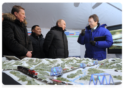 Before the construction launch ceremony, Yenisei Industrial Company (YePC) president Ruslan Baisarov presented the railway project plan to the Prime Minister|19 december, 2011|18:55