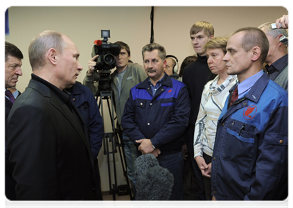 Prime Minister Vladimir Putin meets with workers of the Baltiysky Zavod shipyard|2 december, 2011|20:34