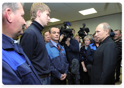 Prime Minister Vladimir Putin meets with workers of the Baltiysky Zavod shipyard|2 december, 2011|20:35