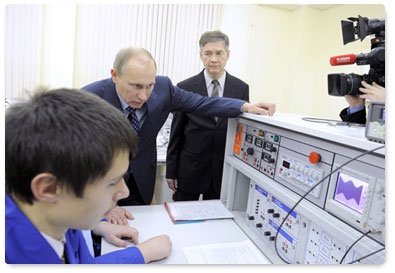 Председатель Правительства Российской Федерации В.В.Путин, прибывший с рабочей поездкой в Санкт-Петербург, посетил Политехнический колледж городского хозяйства