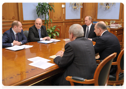 Prime Minister Vladimir Putin meets with Finance Minister Anton Siluanov, Deputy Finance Minister Sergei Shatalov, Head of the Federal Tax Service Mikhail Mishustin and Delovaya Rossiya President Alexander Galushka|26 december, 2011|18:11