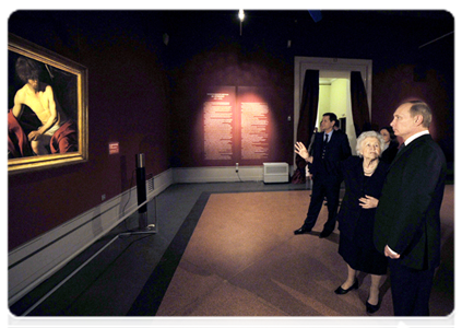 Prime Minister Vladimir Putin and Pushkin Fine Arts Museum Director Irina Antonova|6 december, 2011|21:34