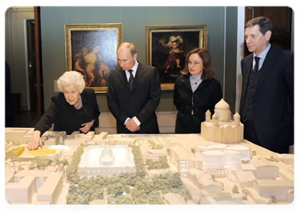 Prime Minister Vladimir Putin, Pushkin Fine Arts Museum Director Irina Antonova, Deputy Prime Minister Alexander Zhukov and Economic Development Minister Elvira Nabiullina|6 december, 2011|21:34