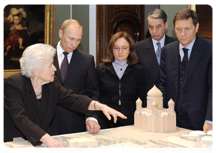 Prime Minister Vladimir Putin, Pushkin Fine Arts Museum Director Irina Antonova, Deputy Prime Minister Alexander Zhukov, Economic Development Minister Elvira Nabiullina and Minister of Culture Alexander Avdeyev|6 december, 2011|22:15