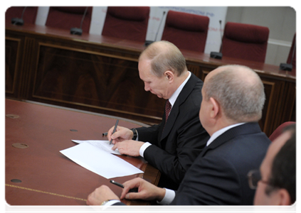 Prime Minister Vladimir Putin submits documents to the Central Election Commission to register as a presidential candidate for the March 4, 2012 elections|7 december, 2011|15:13