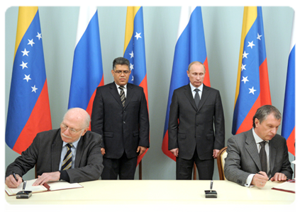 Prime Minister Vladimir Putin and Vice President of the Bolivarian Republic of Venezuela Elías Jaua Milano attend a signing ceremony|8 december, 2011|18:04