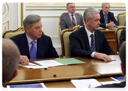 Moscow Region Governor Boris Gromov, left, and Moscow Mayor Sergei Sobyanin at a Government Presidium meeting|10 february, 2011|18:32