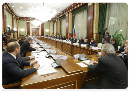 Prime Minister Vladimir Putin meets with the heads of expert groups to discuss Russia’s socio-economic development strategy through 2020|16 february, 2011|17:43