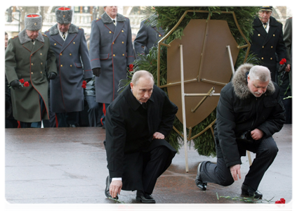 Prime Minister Vladimir Putin at the wreath-laying ceremony at the Tomb of the Unknown Soldier in Alexander Garden|23 february, 2011|11:52