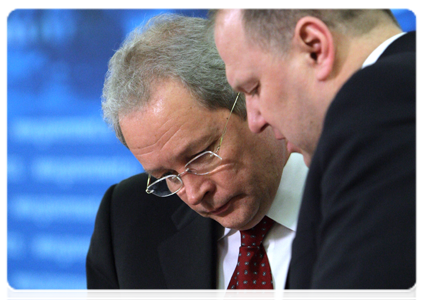 Regional Development Minister Viktor Basargin and Kaliningrad Governor Nikolai Tsukanov at a meeting in Kaliningrad on the problems of providing service personnel with housing|23 february, 2011|18:32