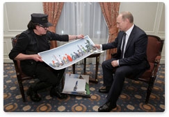 Prime Minister Vladimir Putin meets with artist and sculptor Mihail Chemiakin in Brussels