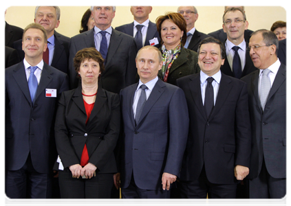 Participants of the meeting between the Russian government and the EU Commission posing for photographs|24 february, 2011|18:13