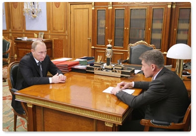 Prime Minister Vladimir Putin discusses socio-economic issues in the Amur Region with Governor Oleg Kozhemyako