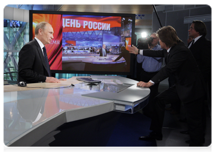Накануне поздно вечером Председатель Правительства Российской Федерации В.В.Путин посетил студию новостей и эфирную аппаратную Первого канала в Останкино|3 февраля, 2011|10:28