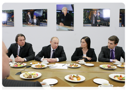 Накануне поздно вечером Председатель Правительства Российской Федерации В.В.Путин встретился с творческим коллективом Первого канала|3 февраля, 2011|10:34