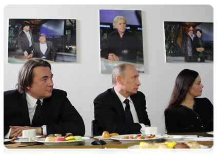 Накануне поздно вечером Председатель Правительства Российской Федерации В.В.Путин встретился с творческим коллективом Первого канала|3 февраля, 2011|10:34