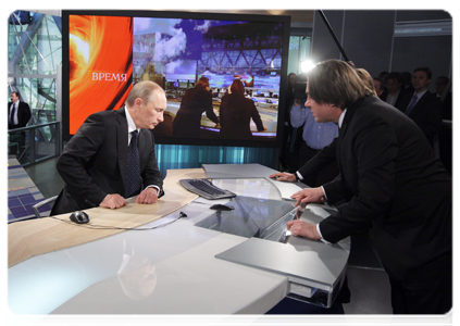 Накануне поздно вечером Председатель Правительства Российской Федерации В.В.Путин посетил студию новостей и эфирную аппаратную Первого канала в Останкино|3 февраля, 2011|13:57