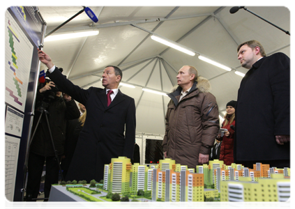 Prime Minister Vladimir Putin inspecting the construction of Solnechny Bereg residential area, while on a working visit to Kirov|3 february, 2011|18:37