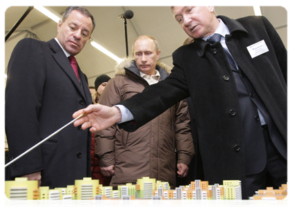 Prime Minister Vladimir Putin inspecting the construction of Solnechny Bereg residential area, while on a working visit to Kirov|3 february, 2011|18:38