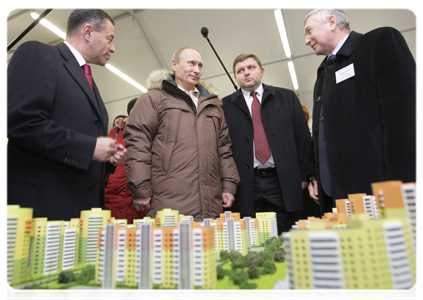 Prime Minister Vladimir Putin inspecting the construction of Solnechny Bereg residential area, while on a working visit to Kirov|3 february, 2011|18:38