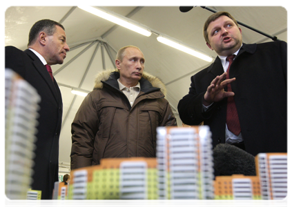 Prime Minister Vladimir Putin inspecting the construction of Solnechny Bereg residential area, while on a working visit to Kirov|3 february, 2011|18:38