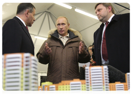 Prime Minister Vladimir Putin inspecting the construction of Solnechny Bereg residential area, while on a working visit to Kirov|3 february, 2011|18:38