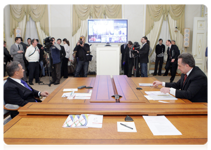 President of the Republic of Tatarstan Rustam Minnikhanov and Russian Minister of Sport, Tourism and Youth Policy Vitaly Mutko during a video conference|9 february, 2011|20:51