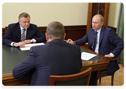 Prime Minister Vladimir Putin meets with Ryazan Region Governor Oleg Kovalyov and Vladimir Mimoglyadov, chairman of the Ryazan Region Union of Farmers|11 march, 2011|21:06