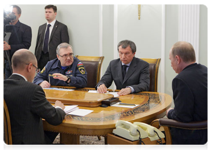 Prime Minister Vladimir Putin meets with Deputy Prime Minister Igor Sechin, Rosatom Director General Sergei Kiriyenko and First Deputy Emergencies Minister Ruslan Tsalikov|12 march, 2011|19:17