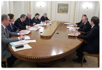 Prime Minister Vladimir Putin meets with the United Russia party leadership