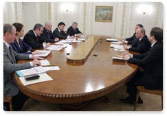 Prime Minister Vladimir Putin meets with the United Russia party leadership