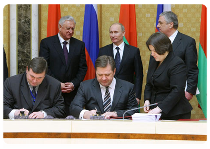 A number of documents were signed in the presence of Russian and Belarusian prime ministers|15 march, 2011|22:38