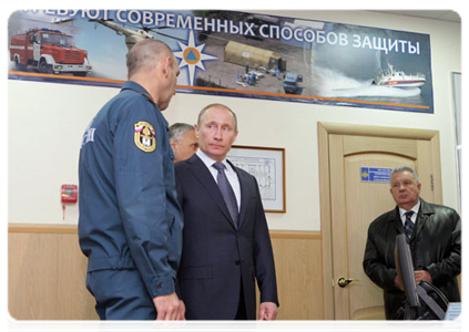 Prime Minister Vladimir Putin familiarises himself with the operations of the Emergencies Ministry’s situation centre in Yuzhno-Sakhalinsk|19 march, 2011|20:41