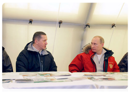 Vladimir Putin stops in Khakassia on his way to Sakhalin where he reviews a programme to study the snow leopard|19 march, 2011|22:01