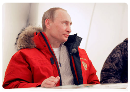 Vladimir Putin stops in Khakassia on his way to Sakhalin where he reviews a programme to study the snow leopard|19 march, 2011|22:02