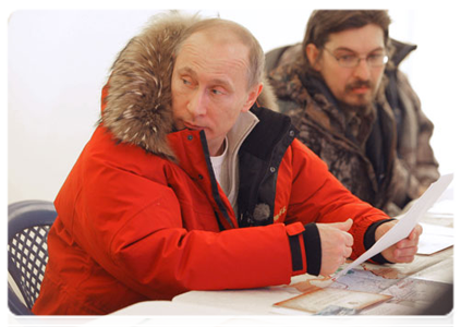 Vladimir Putin stops in Khakassia on his way to Sakhalin where he reviews a programme to study the snow leopard|19 march, 2011|22:02
