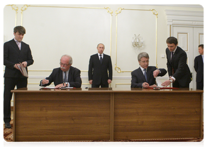 Prime Minister Vladimir Putin looking on as Novatek and France’s Total sign cooperation memorandums|2 march, 2011|23:21