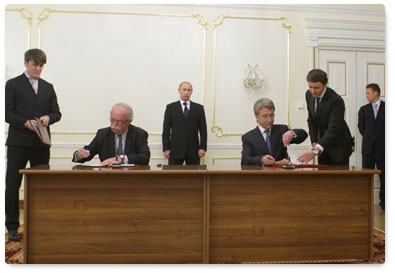 Prime Minister Vladimir Putin looks on as Novatek and France’s Total sign cooperation memorandums