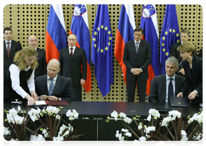 Prime Minister Vladimir Putin and his Slovenian counterpart, Borut Pahor, at a ceremony for signing new agreements on Russian-Slovenian cooperation|22 march, 2011|21:28