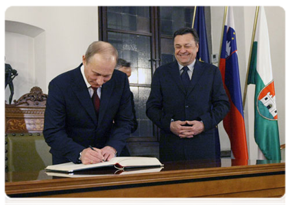 Председатель Правительства Российской Федерации В.В.Путин оставил запись в Книге почётных гостей|23 марта, 2011|10:50