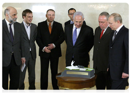 Prime Minister Vladimir Putin and Israeli Prime Minister Benjamin Netanyahu viewing the model of the memorial commemorating the Red Army’s victory over Nazi Germany, which will be unveiled in Jerusalem on May 9, 2012|24 march, 2011|22:55